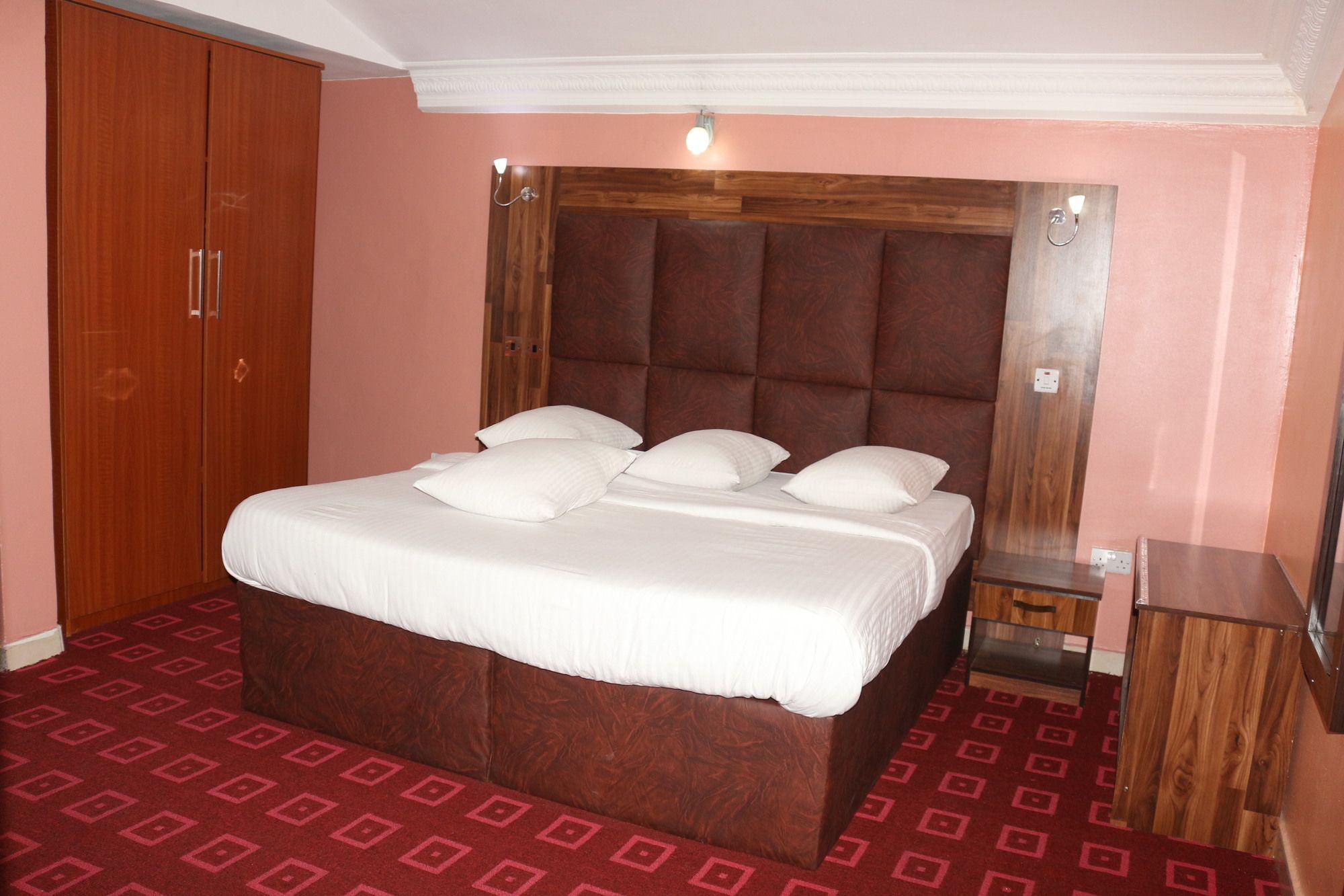 Royal Charlin Hotel And Suites Port Harcourt Esterno foto